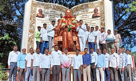 ಯಳಂದೂರು ಪಟ್ಟಣದ ಡಾ.ಬಿ.ಆರ್.ಅಂಬೇಡ್ಕರ್ ಭವನದ ಮುಂಭಾಗದಲ್ಲಿರುವ ಅಂಬೇಡ್ಕರ್ ಪುತ್ಥಳಿಗೆ ಶುಕ್ರವಾರ ಪುಷ್ಪಾರ್ಚನೆ ಮಾಡುವ ಮೂಲಕ ಸಂವಿಧಾನ ಪೀಠಿಕೆ ಓದು ಕಾರ್ಯಕ್ರಮಕ್ಕೆ ಚಾಲನೆ ನೀಡಲಾಯಿತು. ಶಾಸಕ ಎ.ಆರ್.ಕೃಷ್ಣಮೂರ್ತಿ, ತಹಸೀಲ್ದಾರ್ ಜಯಪ್ರಕಾಶ್, ಪಪಂ ಇಒ ಮಹೇಶ್‌ಕುಮಾರ್ ಇತರರಿದ್ದರು.