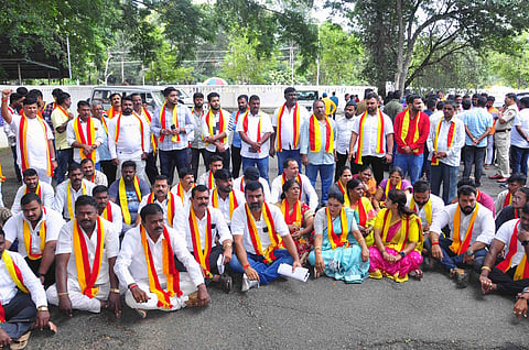 ತಮಿಳುನಾಡಿಗೆ ನೀರು ಹರಿಸುತ್ತಿರುವ ಕ್ರಮವನ್ನು ಖಂಡಿಸಿ ಕರವೇ ವತಿಯಿಂದ ಪ್ರತಿಭಟನೆ