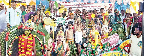 ಅಳವಂಡಿ ಸಮೀಪದ ಮೈನಹಳ್ಳಿ ಗ್ರಾಮದಲ್ಲಿ ನಡೆದ ಪ್ರತಿಭಾ ಕಾರಂಜಿ ಸ್ಪರ್ಧೆಯಲ್ಲಿ ಛದ್ಮ ವೇಷಧಾರಿಗಳು ಗಮನ ಸೆಳೆದರು. ಕ,ರಾ,ಪ್ರಾ,ಶಾ,ಶಿ,ಸಂಘದ ರಾಜ್ಯಾಧ್ಯಕ್ಷ ಶಂಭುಲಿಂಗನಗೌಡ, ಪ್ರಮುಖರಾದ ರವೀಂದ್ರಗೌಡ, ಮಹಾಂತೇಶ, ಮಹೇಂದ್ರಗೌಡ, ಗವಿಸಿದ್ದಪ್ಪ, ಬಸಯ್ಯ, ಎಚ್.ಎಲ್.ಹಿರೇಗೌಡ್ರ ಇದ್ದರು.