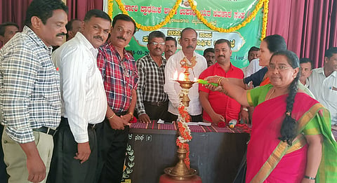 ಕೆ.ಆರ್.ನಗರದಲ್ಲಿ ಆಯೋಜಿಸಿದ್ದ ಸರ್ಕಾರಿ ಪ್ರಾಥಮಿಕ ಶಾಲಾ ಉಪಾಧ್ಯಾಯರ ಸಹಕಾರ ಸಂಘದ ವಾರ್ಷಿಕ ಸಭೆ ಮತ್ತು ಪ್ರತಿಭಾ ಪುರಸ್ಕಾರ ಕಾರ್ಯಕ್ರಮವನ್ನು ಬಿಇಒ ಆರ್.ಕೃಷ್ಣಪ್ಪ ಉದ್ಘಾಟಿಸಿದರು. ತುಳಸಿ ರಾಮನಾಯಕ, ಸಿ.ಜೆ.ಅರುಣ್ ಕುಮಾರ್ ಮತ್ತಿತರರು ಹಾಜರಿದ್ದರು.