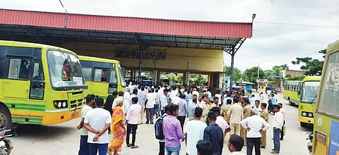 8NRGL4- bus protest