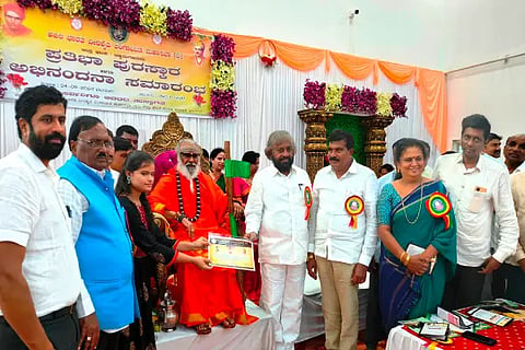 ಚಿಕ್ಕಮಗಳೂರಿನಲ್ಲಿ ಅಖಿಲಭಾರತ ವೀರಶೈವ ಮಹಾಸಭಾದಿಂದ ಆಯೋಜಿಸಿದ್ದ ಕಾರ್ಯಕ್ರಮದಲ್ಲಿ ವಿದ್ಯಾರ್ಥಿಗಳಿಗೆ ರಂಭಾಪುರಿ ಶ್ರೀಗಳು ಪ್ರತಿಭಾ ಪುರಸ್ಕಾರ ನೀಡಿದರು.