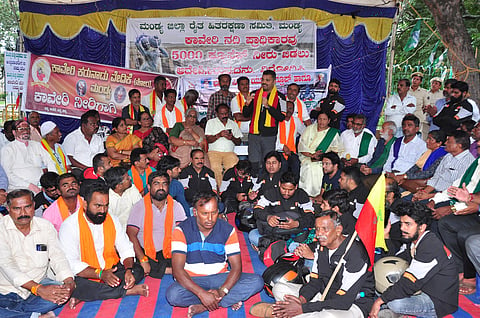Chintaka Chakraborty Sulibele supports Cauvery protest