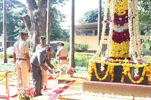 District-Judge-D.S.Vijaya-Kumar-garland-to-Forest-Martyrs-memorial.