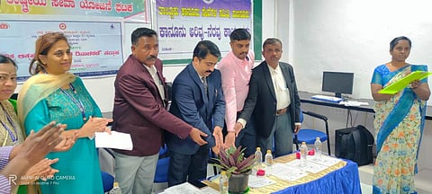 ಹುಣಸೂರು ನಗರದ ಜ್ಞಾನಧಾರ ಪ್ರಥಮದರ್ಜೆ ಕಾಲೇಜಿನಲ್ಲಿ ಆಯೋಜಿಸಿದ್ದ ಕಾನೂನು ಅರಿವು ನೆರವು ಕಾರ್ಯಕ್ರಮವನ್ನು ಪ್ರಧಾನ ಸಿವಿಲ್ ನ್ಯಾಯಾಧೀಶ ಬಿ.ವೈ.ಮನುಪಟೇಲ್ ಉದ್ಘಾಟಿಸಿದರು. ಯೋಗಣ್ಣೇಗೌಡ, ಸುಂದರೇಶ್, ಎಚ್.ಬಿ.ಕಾರ್ತಿಕ್, ಡಾ.ಸೌಮ್ಯಶ್ರೀ, ರಾಜೇಶ್ವರಿ ಇತರರು ಇದ್ದರು.