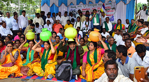 Historian Talakadu Chikrangegowda supports Cauvery protest mandya