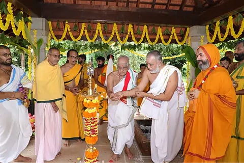 guests inaugurating Sanskar Bhavan in VVV