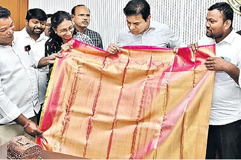 KTR unveils saree that changes colours (1)