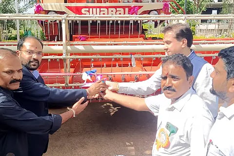 Swaraj 8200 Harvesting Machine, Muddebihala, Swaraj Tractor,