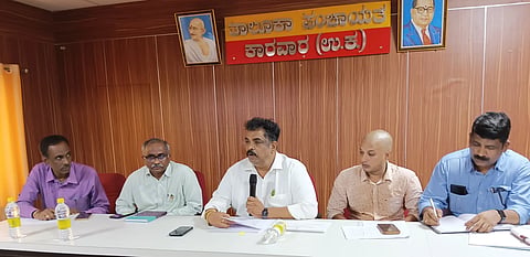 MLA-Satish-Taking-in-meeting-about-Mudigeri-land-acquisition
