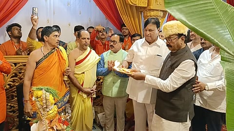 MP Gajanan Kirtikar worshiped ganesha