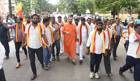 Nanjavadhuta Swamiji supports Cauvery protest