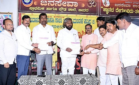 Private School Sangh Memorandum Photo