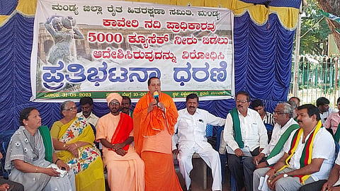 Shadakshara Shivacharya Swamiji supports Cauvery protest