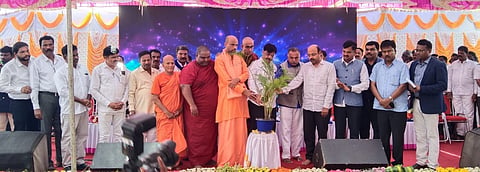ತಿ.ನರಸೀಪುರ ಪಟ್ಟಣದಲ್ಲಿ ಅಂಬೇಡ್ಕರ್ ವಿವಿಧೋದ್ದೇಶ ಸೇವಾ ಸಂಸ್ಥೆಯ ತರಬೇತಿ ಕಟ್ಟಡ ಲೋಕಾರ್ಪಣೆ ಮತ್ತು ಸಹಕಾರ ಸಂಘದ ಸೂಪರ್ ಮಾರ್ಕೆಟ್ ಕಟ್ಟಡದ ಭೂಮಿ ಪೂಜೆ ಸಮಾರಂಭ ಸಮಾಜ ಕಲ್ಯಾಣ ಸಚಿವ ಡಾ.ಎಚ್.ಸಿ.ಮಹದೇವಪ್ಪ ಉದ್ಘಾಟಿಸಿದರು. ಜ್ಞಾನಪ್ರಕಾಶ ಸ್ವಾಮೀಜಿ, ಡಾ.ಯತೀಂದ್ರ ಸಿದ್ದರಾಮಯ್ಯ, ಪುರುಷೋತ್ತಮ್, ಎಂ.ಕೃಷ್ಣಮೂರ್ತಿ, ಮುಖಂಡರಾದ ಮಾವಳ್ಳಿ ಶಂಕರ್, ಕರೋಹಟ್ಟಿ ಮಹದೇವಯ್ಯ ಇನ್ನಿತರರು ಇದ್ದಾರೆ.