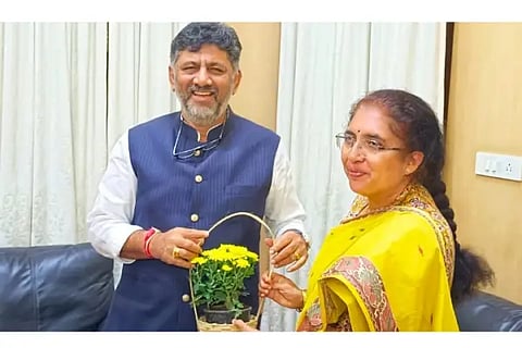 Tejaswini met DKS