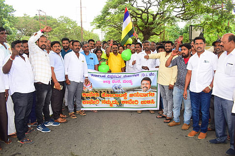Vishwakarma Mahasabha State President KP Nanjundi supports Cauvery protest