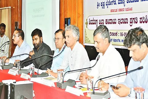 revenue minister krishnabairegouda held dist level officers meeting