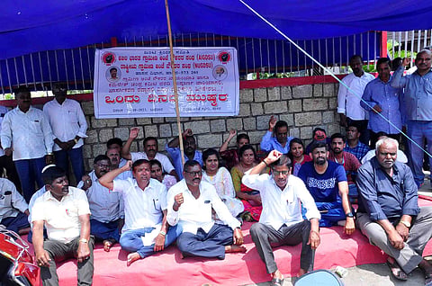 ವಿವಿಧ ಬೇಡಿಕೆ ಈಡೇರಿಕೆ ಒತ್ತಾಯಿಸಿ ಗ್ರಾಮೀಣ ಅಂಚೆ ನೌಕರರಿಂದ ಪ್ರತಿಭಟನೆ
