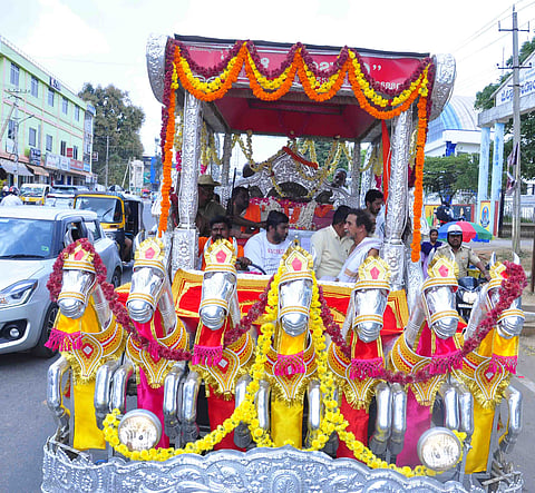 ಜಿಲ್ಲಾ ಖಜಾನೆಯಿಂದ ದೇಗುಲಕ್ಕೆ ಒಡವೆಗಳು ರವಾನೆ