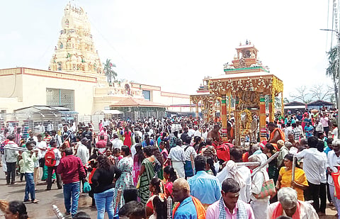 ಮಲೆಮಹದೇಶ್ವರ ಬೆಟ್ಟದ ಮಾದಪ್ಪನ ಸನ್ನಿಧಿಯ ಆವರಣದಲ್ಲಿ ಮಹಾಲಯ ಅಮಾವಾಸ್ಯೆಯಂದು ನೆರೆದಿದ್ದ ಭಕ್ತರು.