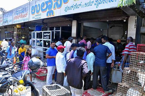 ಪಿತೃ ಪಕ್ಷ ಹಿನ್ನೆಲೆ:ಖರೀದಿಗೆ ಮುಗಿಬಿದ್ದ ಜನ