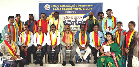 ಎಚ್.ಡಿ.ಕೋಟೆ ತಾಲೂಕಿನ ತುಂಬಸೋಗೆ ಗ್ರಾಮದ ಎಂಎಂಕೆ ಸ್ವತಂತ್ರ ಪದವಿ ಪೂರ್ವ ಕಾಲೇಜಿನಲ್ಲಿ ಕಸಾಪ ತಾಲೂಕು ಘಟಕ ಮತ್ತು ಎಂಎಂಕೆ ಕಾಲೇಜು ಸಹಯೋಗದೊಂದಿಗೆ  ಗ್ರಾಮೀಣ ದಸರಾ ಕವಿಗೋಷ್ಠಿಯನ್ನು ಆಯೋಜಿಸಲಾಗಿತ್ತು. ವೈ.ಡಿ.ರಾಜಣ್ಣ, ಕನ್ನಡ ಪ್ರಮೋದ, ಎಸ್.ಪಿ.ಪ್ರಕಾಶ್, ಎ.ಎಸ್.ಮಹದೇವು, ಎಸ್.ಮಂಜುನಾಥ್, ಕೆ.ಕೆಂಪಣ್ಣ ಇತರರಿದ್ದರು.