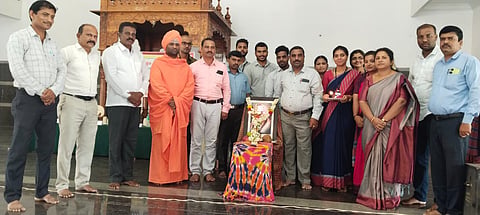 ನಂಜನಗೂಡಿನ ಸಂಗಮದಲ್ಲಿ ಆಯೋಜಿಸಿದ್ದ ಸಮುದಾಯ ಜೀವನ ಶಿಬಿರವನ್ನು ಕಾರ್ಯಸ್ವಾಮಿ ಗದ್ದುಗೆ ಮಠದ ಮಹೇಶ್ವರ ಸ್ವಾಮೀಜಿ ಉದ್ಘಾಟಿಸಿದರು. ಡಾ.ಎಚ್.ಎಂ.ಮಹೇಶ್, ಯೋಗೇಶ್, ಕಂಡಗಣ್ಣಪ್ಪ ಸೇರಿದಂತೆ ಇತರರಿದ್ದರು.