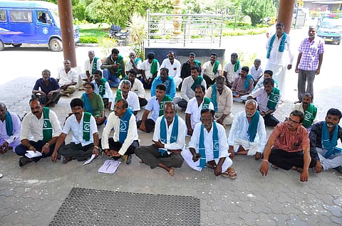 ಕೃಪಿಗೆ ವಿದ್ಯುತ್ ಪೂರೈಕೆಗೆ ಆಗ್ರಹ :ಚೆಸ್ಕಾಂ ಕಚೇರಿ ಎದುರು ರೈತ ಸಂಘದಿಂದ ಪ್ರತಿಭಟನೆ