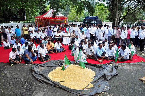 ಜಿಲ್ಲಾಧಿಕಾರಿ ಕಚೇರಿ ಎದುರು ಜೋಳ ಸುರಿದು ಜೆಡಿಎಸ್ ಪ್ರತಿಭಟನೆ
