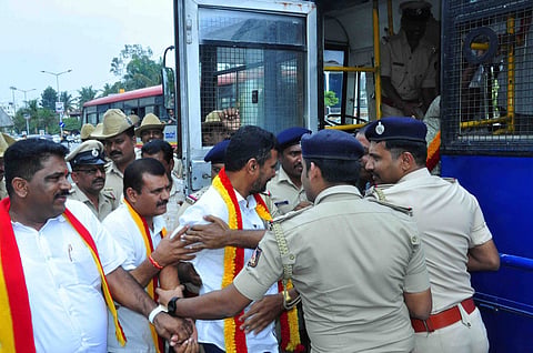 ಸಚಿವ ಕೆ.ಎನ್.ರಾಜಣ್ಣ ಕಾರು ಕರವೇ ಕಾರ್ಯಕರ್ತರ ಮುತ್ತಿಗೆಗೆ ಯತ್ನ: ಬಂಧನ