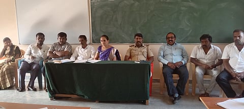 ಸರಗೂರು ಪಟ್ಟಣದ ಕನ್ನಡ ರಾಜ್ಯೋತ್ಸವ ಆಚರಣೆ ಸಂಬಂಧ ಪೂರ್ವಭಾವಿ ಸಭೆ ನಡೆಸಲಾಯಿತು. ತಹಸೀಲ್ದಾರ್ ಪರಶಿವಮೂರ್ತಿ, ಅಧಿಕಾರಿಗಳಾದ ಸುಷ್ಮಾ, ನಾರಾಯಣಸ್ವಾಮಿ, ಪಪಂ ಅಧ್ಯಕ್ಷೆ ರಾಧಿಕಾ ಶ್ರೀನಾಥ್, ಸದಸ್ಯರಾದ ಶ್ರೀನಿವಾಸ, ಶಿಕುಮಾರ್, ಚಲುವಕೃಷ್ಣ, ಸಬ್‌ಇನ್ಸ್‌ಪೆಕ್ಟರ್ ನಂದೀಶ್ ಕುಮಾರ್, ತಾಲೂಕು ಕಸಾಪ ಅಧ್ಯಕ್ಷ ಕೆಂಡಗಣ್ಣಸ್ವಾಮಿ ಇತರರಿದ್ದರು.