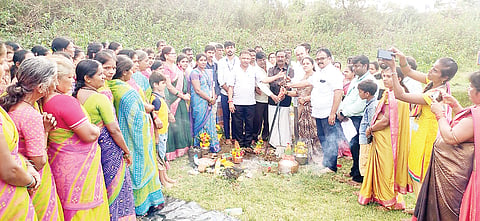 ಕೊಳ್ಳೇಗಾಲ ತಾಲೂಕಿನ ಶ್ರೀ ಕ್ಷೇತ ರಧರ್ಮಸ್ಥಳ ಗ್ರಾಮಾಭಿವೃದ್ಧಿ ಸಂಘ, ಮಾನವ ಹಕ್ಕುಗಳ ಹೋರಾಟ ಸಮಿತಿ, ದೊಡ್ಡಶಾಂತನ ಕಟ್ಟೆ ಕೆರೆ ಅಭಿವೃದ್ಧಿ ಸಮಿತಿ ಸಹಯೋಗದಲ್ಲಿ ಭಾನುವಾರ ಪಟ್ಟಣದ ಬಸ್ತೀಪುರ ಗ್ರಾಮದ ದೊಡ್ಡಶಾಂತನ ಕಟ್ಟೆ ಹೂಳೆತ್ತುವ ಕಾರ್ಯಕ್ರಮಕ್ಕೆ ಧರ್ಮಸ್ಥಳ ಸಂಸ್ಥೆ ಪ್ರಾದೇಶಿಕ ನಿರ್ದೇಶಕ ಬಿ.ಜಯರಾಮ್ ನಲ್ಲಿತಾಯ್ ಚಾಲನೆ ನೀಡಿದರು. ಮಹದೇವಪ್ಪ, ಶಾಂತರಾಜು ಬಸ್ತೀಪುರ, ಬೋಳೆಗೌಡ ಸುಶೀಲಾ ಇತರರು ಇದ್ದರು.