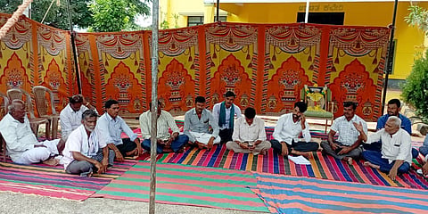 ಗುಂಡ್ಲುಪೇಟೆ ಎಪಿಎಂಸಿ ಆವರಣದಲ್ಲಿ ಸೂರ್ಯಕಾಂತಿ ಖರೀದಿ ಕೇಂದ್ರ ಆರಂಭಕ್ಕೆ ಒತ್ತಾಯಿಸಿ ಅರಿಷಿಣ ಬೆಳೆಗಾರರ ಒಕ್ಕೂಟದ ಪದಾದಿಕಾರಿಗಳು ಪ್ರತಿಭಟನೆ ಕೈಗೊಂಡಿದ್ದಾರೆ.