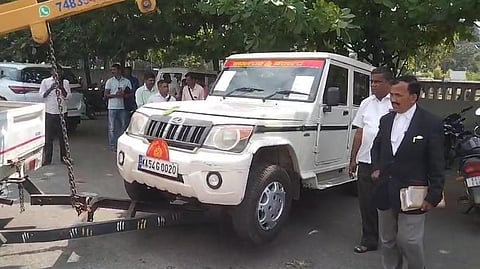 ಭೂ ಪರಿಹಾರ ನೀಡದ ಕಾರಣ ಸರ್ಕಾರಿ ಕಾರು ಜಪ್ತಿ:ಚೆಕ್ ನೀಡಿ ವಾಹನ ಬಿಡಿಸಿಕೊಂಡು ಹೋದ ಅಧಿಕಾರಿ