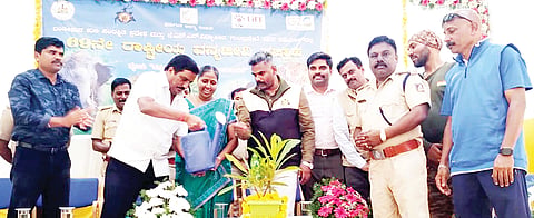 ಗುಂಡ್ಲುಪೇಟೆ ಪಟ್ಟಣದ ಜೆ.ಎಸ್.ಎಸ್.ಅನುಭವ ಮಂಟಪದಲ್ಲಿ ಅರಣ್ಯ ಇಲಾಖೆ ಆಯೋಜಿಸಿದ್ದ ವನ್ಯಜೀವಿ ದಿನಾಚರಣೆ ಕಾರ್ಯಕ್ರಮವನ್ನು ಎಚ್.ಎಸ್.ನಂಜಪ್ಪ ಉದ್ಘಾಟಿಸಿದರು. ಡಾ.ರಮೇಶ್ ಕುಮಾರ್, ಮಹದೇವಮ್ಮ, ರವೀಂದ್ರ, ನವೀನ್, ಪರಮೇಶ್ ಇದ್ದರು.