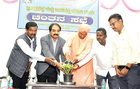 ಕೊಳ್ಳೇಗಾಲ ಪಟ್ಟಣದ ಚೌಡೇಶ್ವರಿ ಕಲ್ಯಾಣ ಮಂಟಪದಲ್ಲಿ ಭಾನುವಾರ ಜಿಲ್ಲಾ ಸರ್ವೋದಯ ಸಾಮರಸ್ಯ ವೇದಿಕೆ ವತಿಯಿಂದ ಆಯೋಜಿಸಿದ್ದ ಪ್ರಜಾಪ್ರಭುತ್ವ ಮತ್ತು ಸಾಮರಸ್ಯ ಸಮಾಜ ಕುರಿತು ಚಿಂತನ ಸಭೆ ಕಾರ್ಯಕ್ರಮವನ್ನು ಮುಡಿಗುಂಡ ವಿರಕ್ತ ಮಠದ ಶ್ರೀಕಂಠಸ್ವಾಮೀಜಿ ಉದ್ಘಾಟಿಸಿದರು. ಡಾ.ರಾಜು, ಮಂಜುನಾಥ್ ಪ್ರಸನ್ನ, ಚಿಕ್ಕಜವರಪ್ಪ, ಶಂಕರ್ ಇದ್ದಾರೆ.
