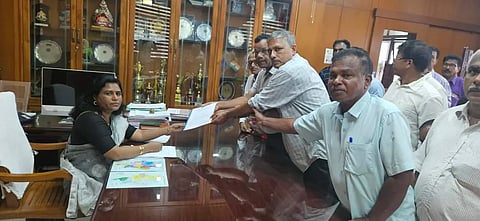 comity members give memorandum to dc