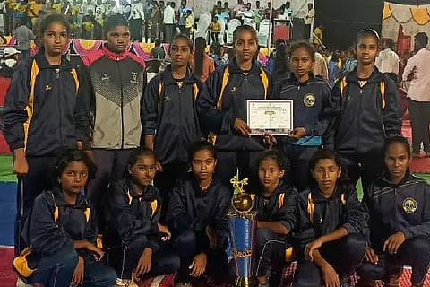 Benakanakoppa murarji School Girls Second place