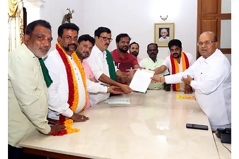 Farmers appeal to Governer for spl session