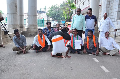 Flipping protest by BJP workers mandya