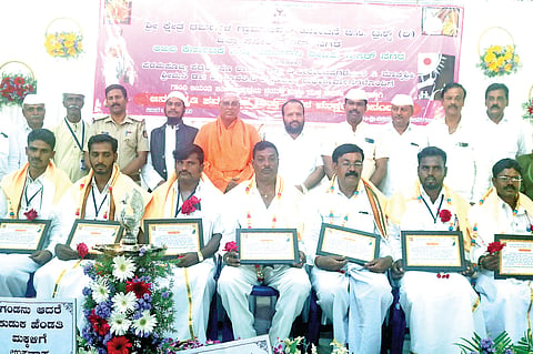 HUN-OCT-10-2(HONOUR TO NAVAJEEVANA SADHAKARU)