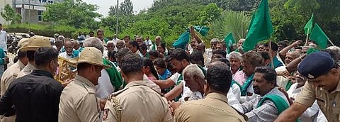 Rmgm-Ph-02-Raitha Sanga Prathibatane Dc Office Police Bariked Police Jatapati-Rmgm -19-10-2023