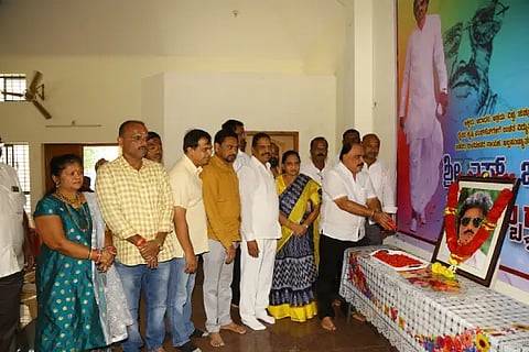 bangarappa bithday celebartion in congress office