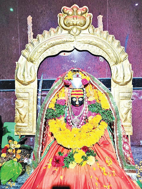 tuljapur bhavani statue
