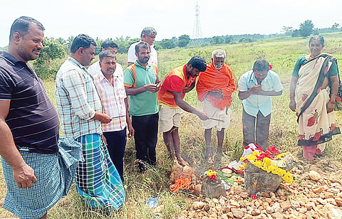  ಹಿರೀಸಾವೆ ಹೋಬಳಿ ಹೊನ್ನಶೆಟ್ಟಿಹಳ್ಳಿ ಗ್ರಾಮದ ಬೋರೆ ಪ್ರದೇಶದಲ್ಲಿರುವ ಮಜ್ಜನ ಗುಡ್ಡೆ ದೇವರಿಗೆ ಗ್ರಾಮಸ್ಥರು ಮಳೆಗಾಗಿ ಪ್ರಾರ್ಥಿಸಿ ವಿಶೇಷ ಪೂಜೆ ಸಲ್ಲಿಸಿದರು. ಕುಮಾರ್, ಮಂಜು, ರವಿ ಇತರರು ಇದ್ದರು.