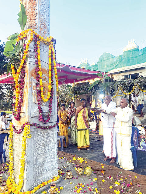 ಹಿರೀಸಾವೆ ಹೋಬಳಿಯ ಗಿರಿ ಕ್ಷೇತ್ರದ ಶ್ರೀ ಲಕ್ಷ್ಮೀ ವೆಂಕಟೇಶ್ವರಸ್ವಾಮಿ ಸನ್ನಿಧಿಯ ಆವರಣದಲ್ಲಿ ನೂತನವಾಗಿ ಪ್ರತಿಷ್ಠಾಪಿಸಿರುವ ಗರುಡಗಂಭಕ್ಕೆ ವಿಶೇಷ ಪೂಜೆ ಸಲ್ಲಿಸಲಾಯಿತು.