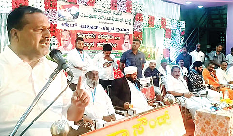 ಅರಸೀಕೆರೆ ನಗರದ ಹುಳಿಯಾರು ರಸ್ತೆಗೆ ಹೊಂದಿಕೊಂಡಂತಿರುವ ಎಂಜಿ ಶಾದಿಮಹಲ್‌ನಲ್ಲಿ ಸೋಮವಾರ ರಾತ್ರಿ ಆಯೋಜಿಸಿದ್ದ ಸರ್ವಧರ್ಮ ಸಮನ್ವಯ ಸಭೆಯನ್ನು ವಿಧಾನಸಭಾ ಸ್ಪೀಕರ್ ಯು.ಟಿ.ಖಾದರ್ ಉದ್ಘಾಟಿಸಿದರು. ಶ್ರೀ ಶಶಿಶೇಖರ ಸಿದ್ದಬಸವ ಸ್ವಾಮೀಜಿ, ನೈಮುದ್ದೀನ್ ಖಾದ್ರಿ, ಕೆ.ಎಂ.ಶಿವಲಿಂಗೇಗೌಡ ಇತರರಿದ್ದರು.