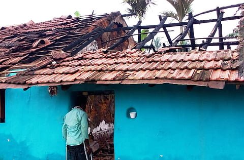 ಅರಸೀಕರೆ ತಾಲೂಕು ಬಾಣಾವರ ಹೋಬಳಿಯ ಚಿಕ್ಕಣ್ಣನ ಕೊಪ್ಪಲು ಗ್ರಾಮದ ಯಶೋಧಮ್ಮ ಅವರ ಮನೆಯಲ್ಲಿ ಅಡುಗೆ ಅನಿಲದ ಸಿಲಿಂಡರ್ ಸ್ಫೋಟಿಸಿ ಮನೆಗೆ ತೀವ್ರ ಹಾನಿಯಾಗಿರುವುದು.