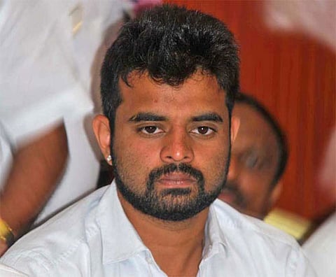 ಟೀಕೆಗಳನ್ನು ಬಿಡಿ, ಅಭಿವೃದ್ಧಿ ಬಗ್ಗೆ ಮಾತನಾಡಿ:ಸಂಸದ ಪ್ರಜ್ವಲ್ ರೇವಣ್ಣ ಆಕ್ರೋಶ